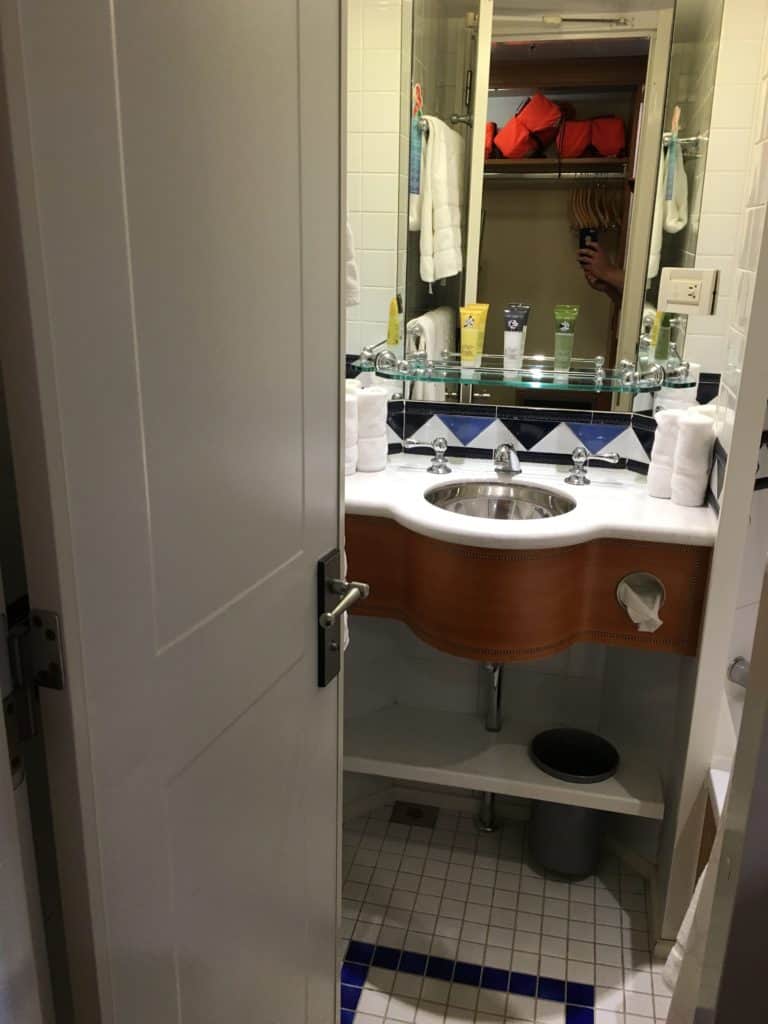 Disney Wonder Cabin 7548 - Split Bathroom - Tub Side