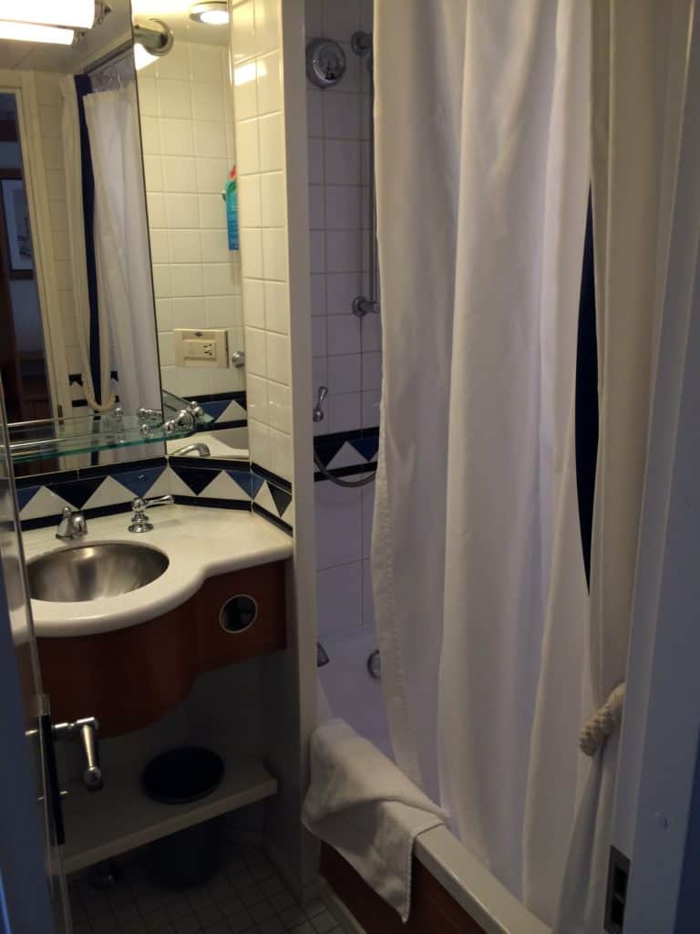 Split Bathroom With Shower/Tub