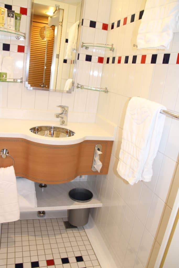 Split bathroom with round tub