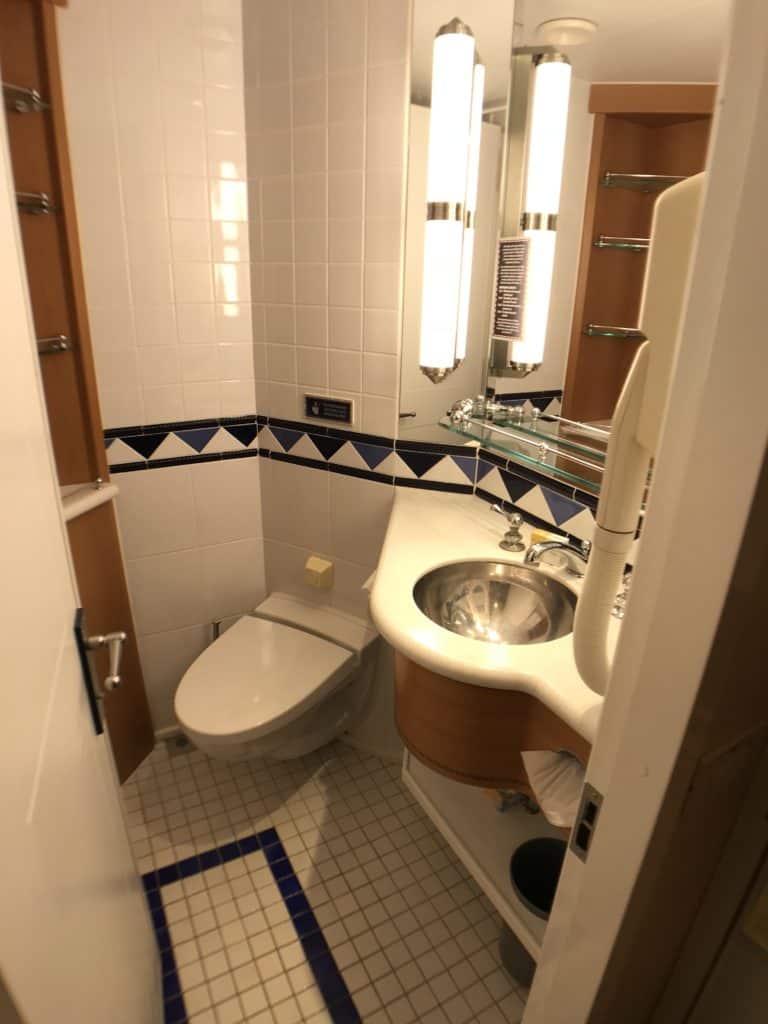 Split Bathroom With Toilet