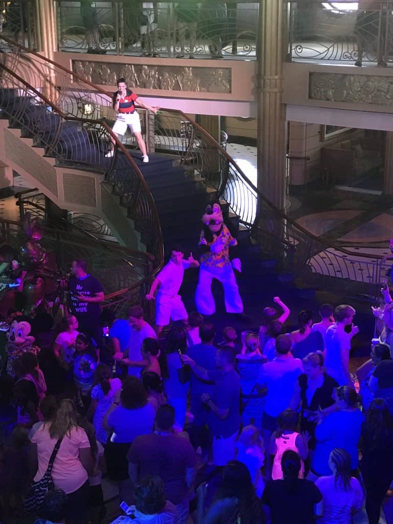 Goofy Enters the Set