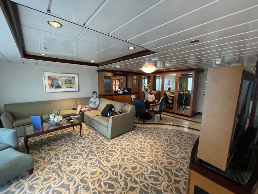 Sitting Area, Dining Area and Small Bar