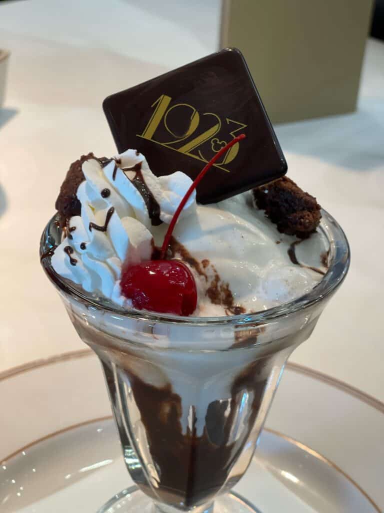 Hollywood Hills Hot Chocolate Fudge Sundae
