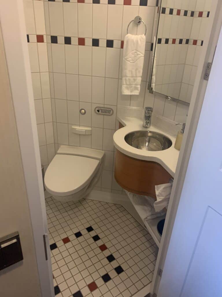Split Bathroom With Toilet