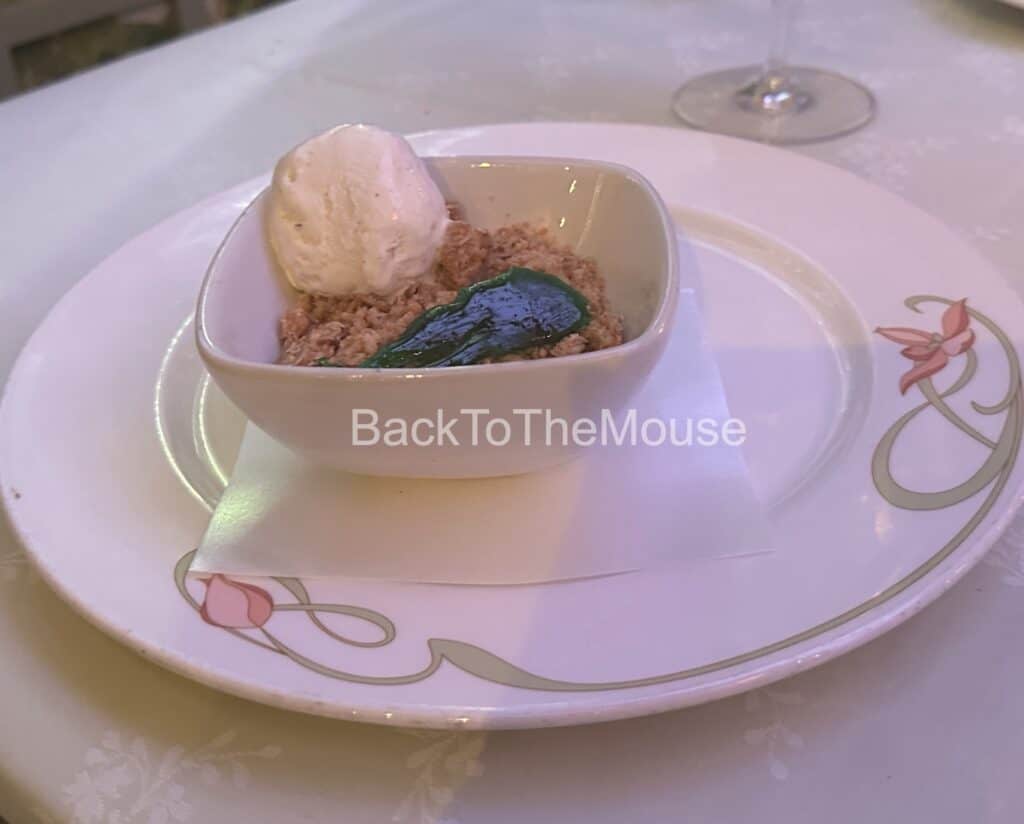 COLLECTOR'S WARM APPLE CRISP